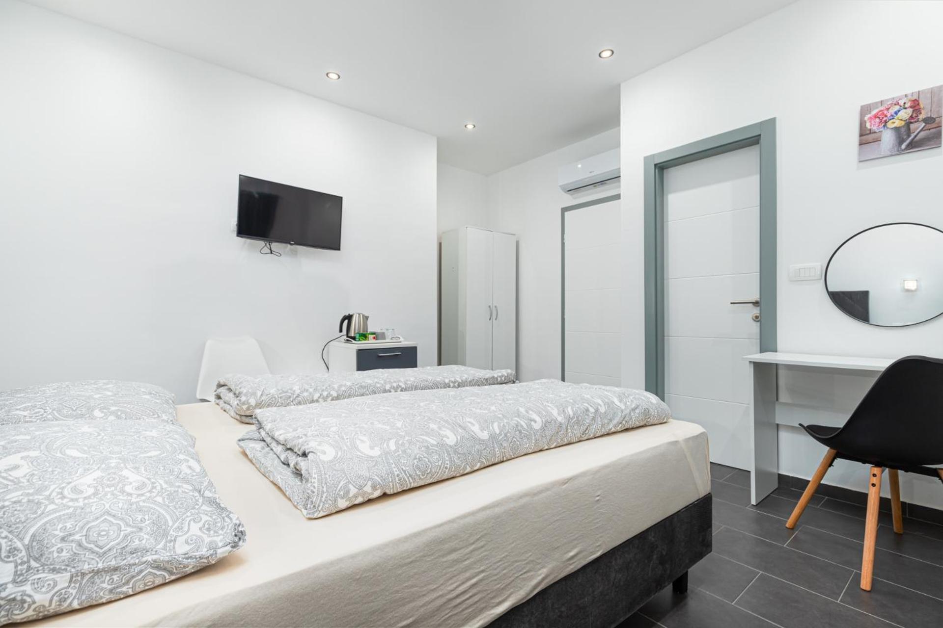 Rooms And Studio Flora Πόρετς Εξωτερικό φωτογραφία