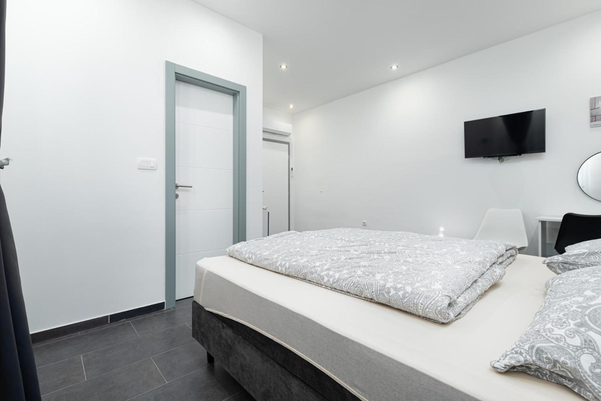 Rooms And Studio Flora Πόρετς Εξωτερικό φωτογραφία