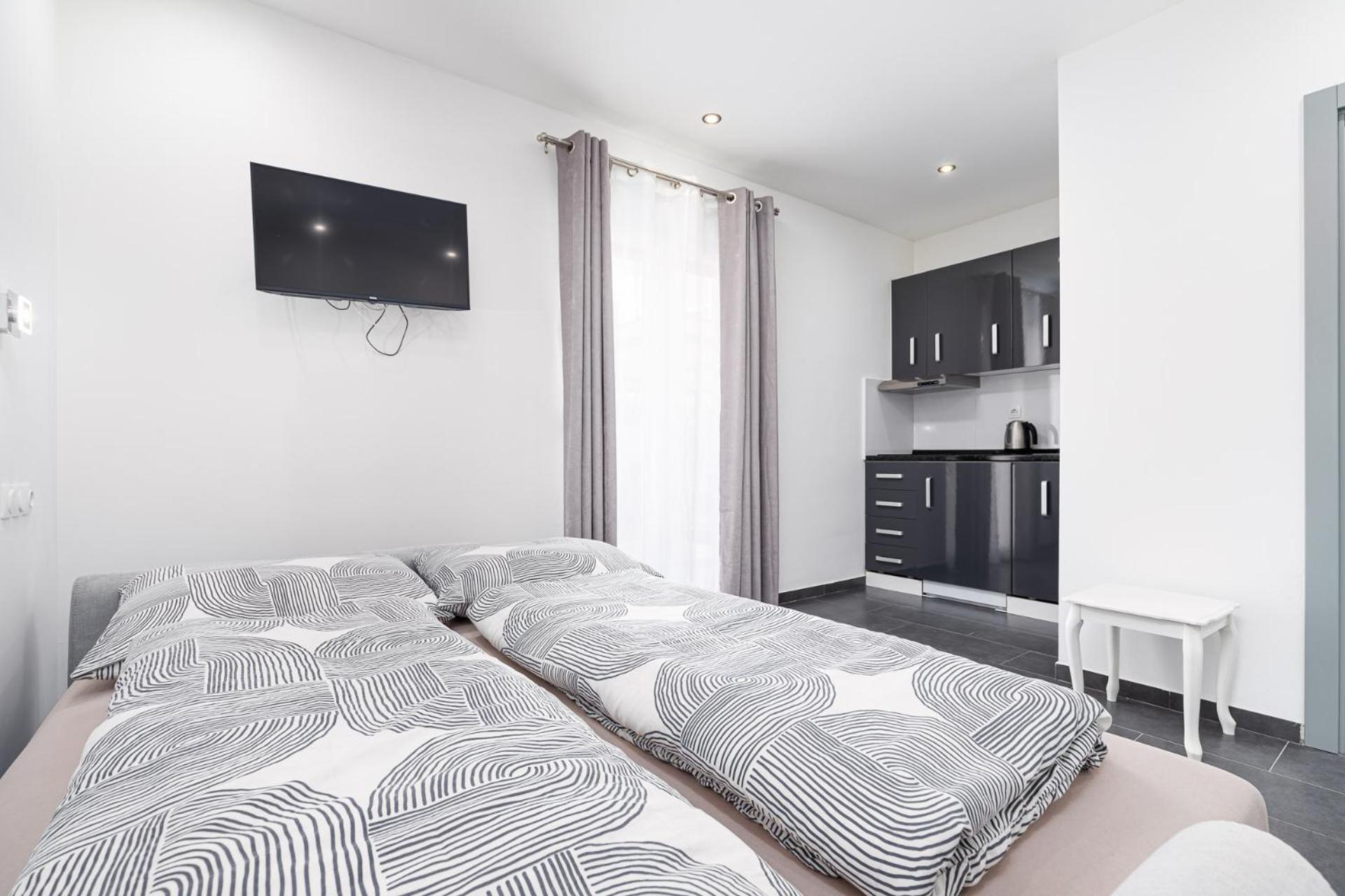 Rooms And Studio Flora Πόρετς Εξωτερικό φωτογραφία